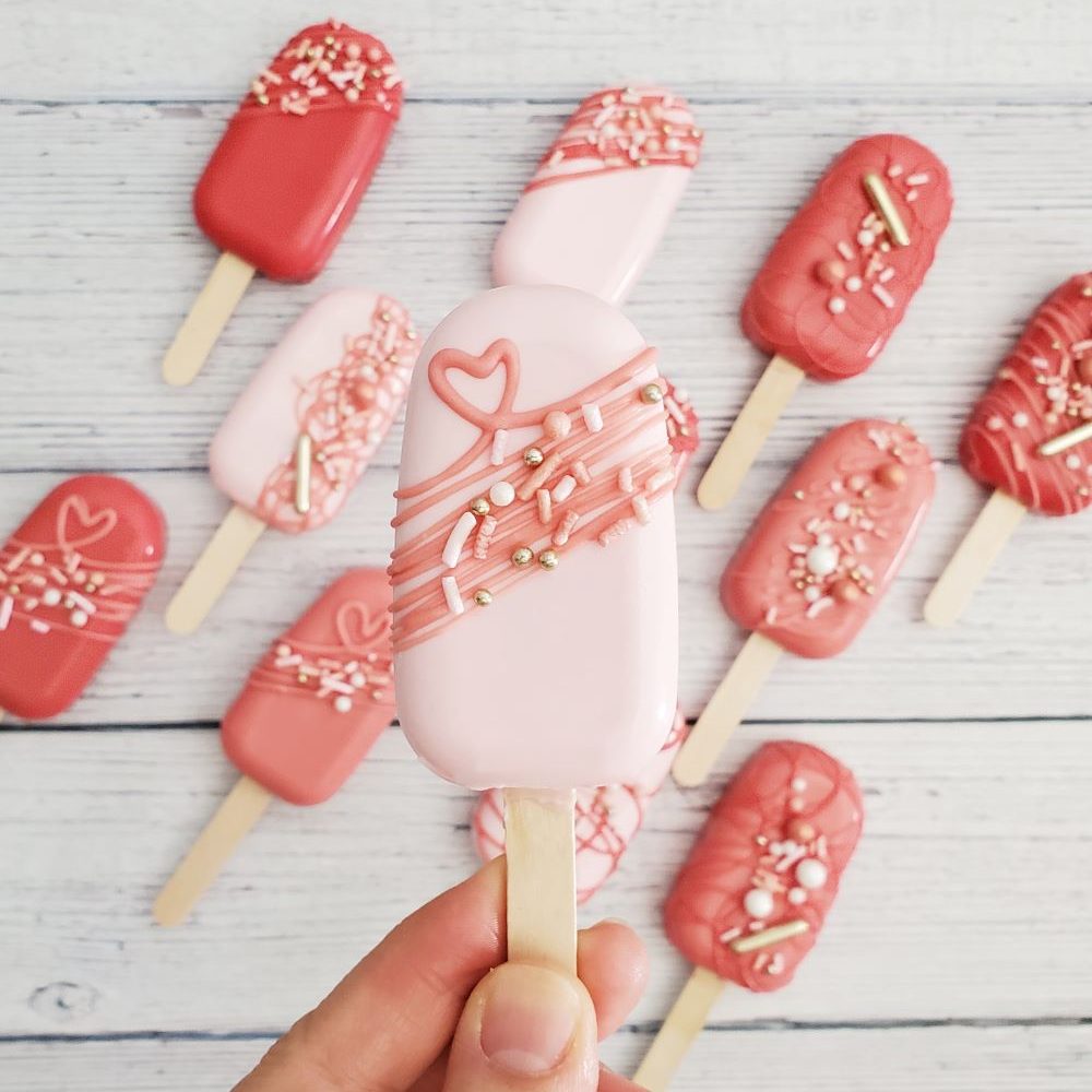 Pink and red cakesicles 